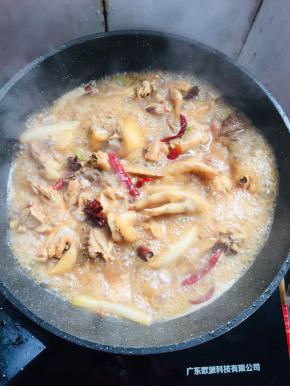 锅中加入适量的水（水不要太多，刚好没过鸡块儿即可。）烧开后转中小火慢慢的炖15分钟。