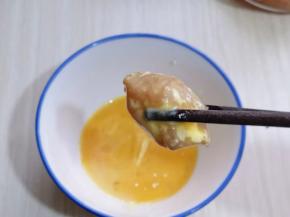 再放入蛋液碗中，浸泡30秒！