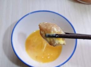 再放入蛋液碗中，浸泡30秒！