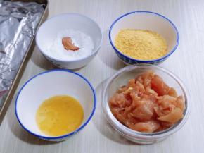 分别装在不同的器具中！首先将腌制好的肌肉块放在淀粉器具中，均匀裹上淀粉！