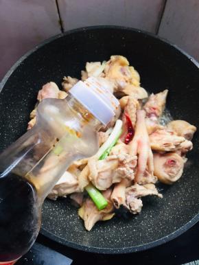 倒入两勺味极鲜酱油翻炒均匀。