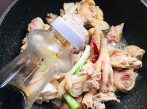 倒入两勺味极鲜酱油翻炒均匀。
