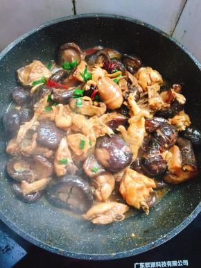 起锅前加入适量的葱花和鸡精翻炒均匀即可。