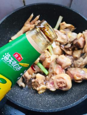 放入两勺蚝油翻炒均匀。