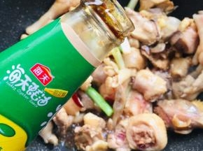 放入两勺蚝油翻炒均匀。