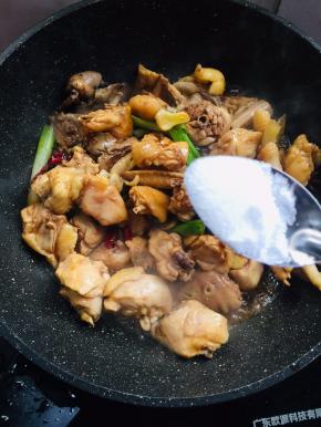 加入一勺盐翻炒均匀。