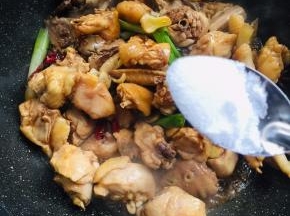 加入一勺盐翻炒均匀。