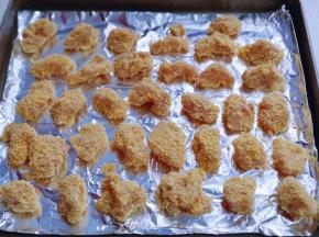 做好鸡胸肉放在垫有锡纸的烤盘。
