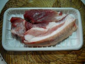 准备好猪肉。