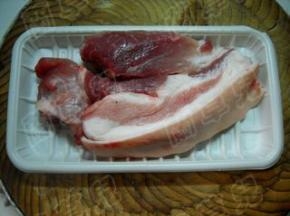 准备好猪肉。