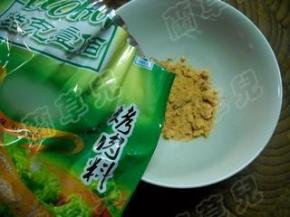 烤肉料倒入碗中。