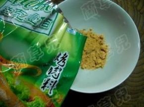 烤肉料倒入碗中。