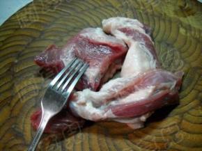 猪肉洗净分割成数段，用叉子在猪肉上随意扎一些眼，便于腌制入味。