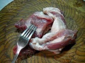 猪肉洗净分割成数段，用叉子在猪肉上随意扎一些眼，便于腌制入味。