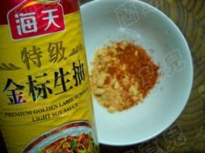 加入辣椒粉，孜然粉，淋入生抽。