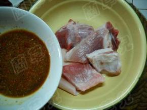 调味料倒入猪肉中。