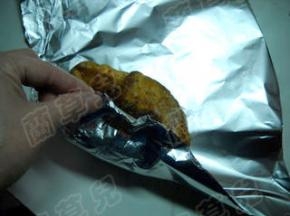 准备好锡箔纸，放入腌制好的猪肉，包裹严实。