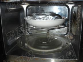 烤架放入微波炉，锡纸包裹好的猪肉用微波炉专用碗盛装好，放在烤架上。
选择选用微波薄块烘烤档和薄块烘烤档烤至熟透。