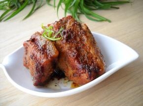 烤熟的猪肉香辣酥嫩，可切片食用。