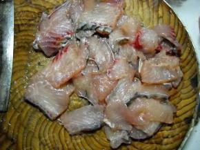 准备好草鱼，片成鱼片。