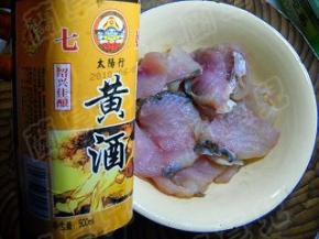 鱼片用盐、料酒拌好，腌制半小时。