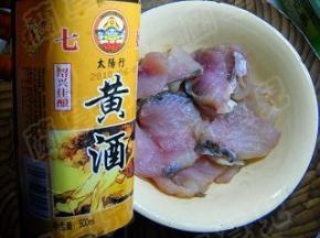 鱼片用盐、料酒拌好，腌制半小时。
