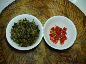 准备好雪菜、香葱和剁椒。