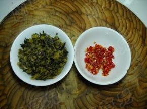 准备好雪菜、香葱和剁椒。
