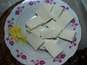 准备好豆腐，生姜洗净切丝备用。