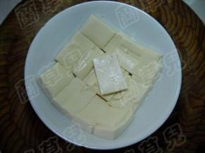 豆腐码放在盘底。