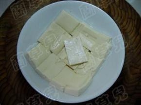 豆腐码放在盘底。