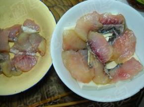 鱼片码放在豆腐上。