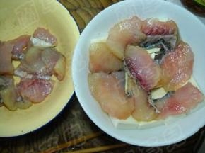 鱼片码放在豆腐上。
