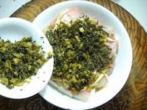 鱼片上铺满雪菜。
