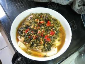 蒸好的雪菜鱼豆腐从锅中取出。