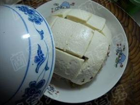 另取一大盘，将雪菜鱼豆腐碗倒扣于盘中。