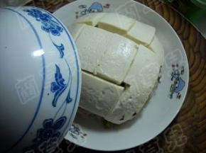 另取一大盘，将雪菜鱼豆腐碗倒扣于盘中。