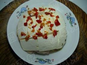 豆腐上撒上红剁椒。