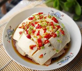 淋上调味品后撒入葱花，吃时拌匀。