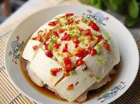 淋上调味品后撒入葱花，吃时拌匀。