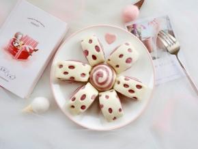 中间螺旋花纹的圆形馒头，是头尾两端的馒头卷，切面朝上，轻轻按压以后，揉圆的。