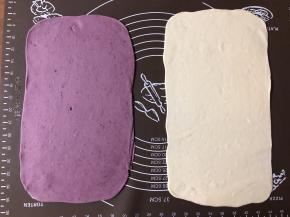 把两种颜色的面团分别擀成两张长方形的面片。