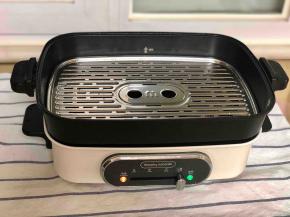 用摩飞多功能锅的煮锅，加入适量水，不要超过锅里标注的“蒸”的最高水位线，放入蒸格，火力调到最大，把水烧开。