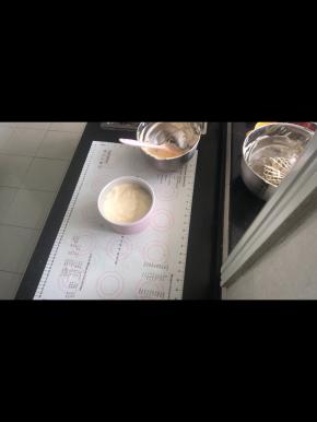 14、取三分之二蛋糕糊倒入蛋糕模具中。