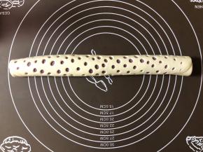 卷好后，收口向下放。