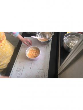 15、挤入咸蛋黄芝士酱。