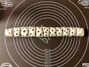 用刀切成等宽的小段。然后放在温暖处发酵。夏天可以常温发酵，冬天可以借助烤箱、蒸箱等工具，35°左右发酵30～40分钟。用手指按压馒头表面，缓慢回弹即发酵好了。