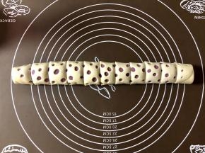 用刀切成等宽的小段。然后放在温暖处发酵。夏天可以常温发酵，冬天可以借助烤箱、蒸箱等工具，35°左右发酵30～40分钟。用手指按压馒头表面，缓慢回弹即发酵好了。