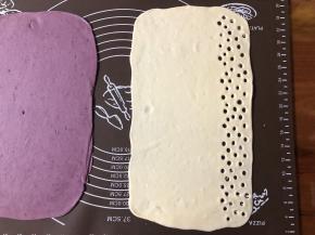 白色面片的长的一侧，用吸管扎出圆孔，我用的吸管小，如果要大的波点，可以用珍珠奶茶的大吸管。