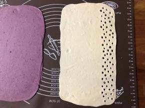 白色面片的长的一侧，用吸管扎出圆孔，我用的吸管小，如果要大的波点，可以用珍珠奶茶的大吸管。